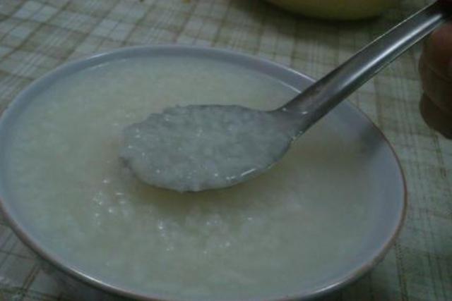 孩子脾胃虚弱的时候，别着急吃药，一碗日常简单的粥，止泻养脾胃