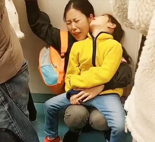 女儿坐地铁睡着，妈妈蹲角落当沙发，起身那一刻，众人泪目