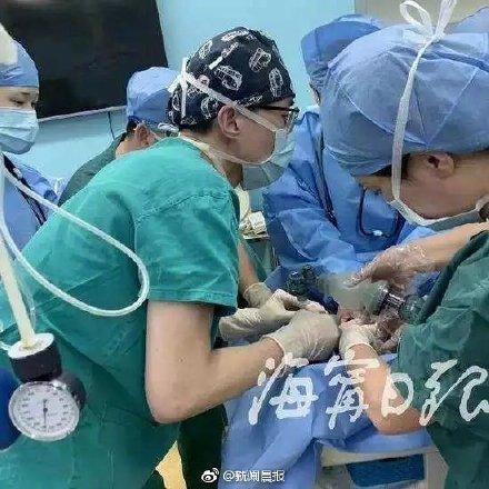 孕妇产子浑身抽搐，父亲放弃孩子前一句话让人泪崩：我想再看一眼我的孩子