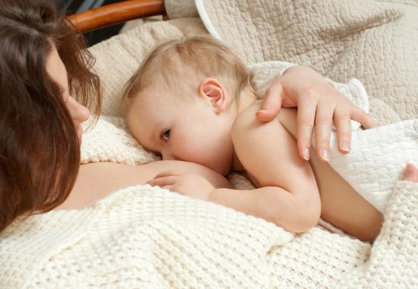 如何判断该不该给孩子断母乳？