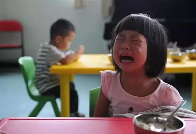 孩子在幼儿园过得怎么样？别一天到晚追着问，这么做便能一目了然