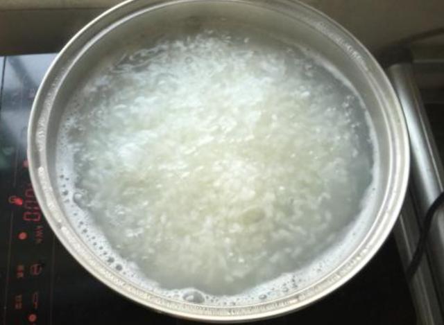 孩子脾胃虚弱的时候，别着急吃药，一碗日常简单的粥，止泻养脾胃