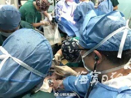 孕妇产子浑身抽搐，父亲放弃孩子前一句话让人泪崩：我想再看一眼我的孩子