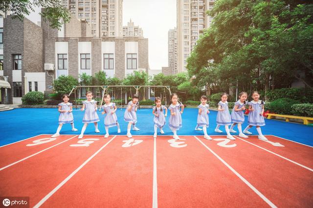 如何选择幼儿园？幼师送你四句话，第一句“公办园挤得进就挤”