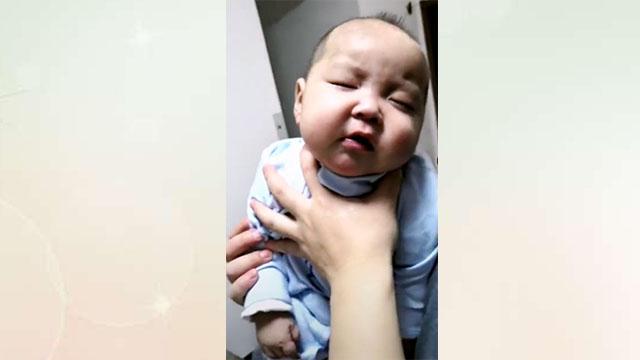宝宝到了晚上七点就睡觉，半夜起来折腾宝妈，网友：同款宝宝！
