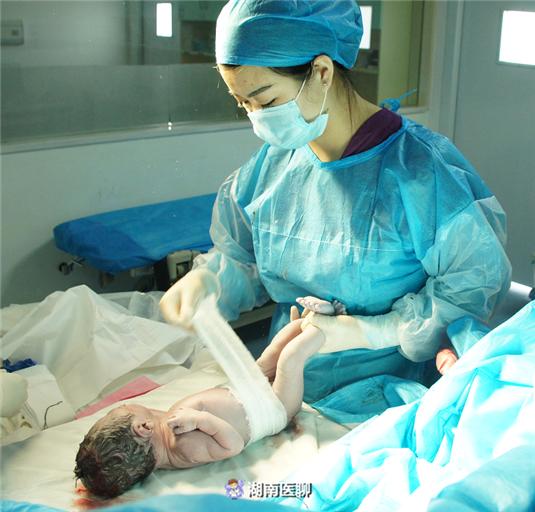 二孩妈妈胎膜早破急送医，胎儿足先露！凶险程度“五颗星”