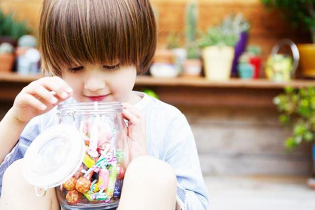 小孩子间互换礼物，妈妈道破价格玄机，孩子对妈妈失望了！