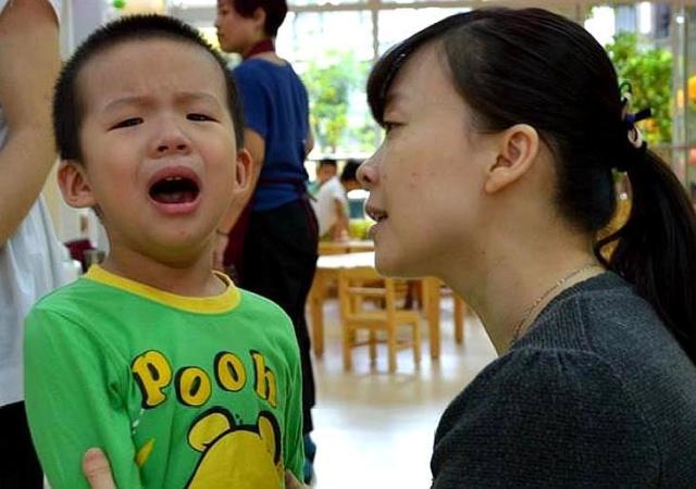 奶奶带大的孩子，和妈妈带大的孩子，上幼儿园后还是有差距的！