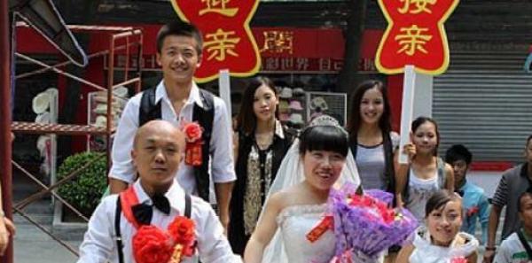 袖珍夫妻结婚后坚持生下孩子，结果娃出生后，长相让家人非常担忧