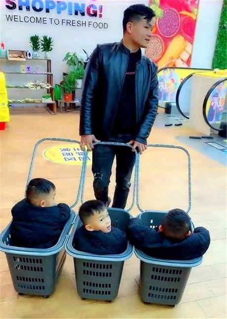 宝爸带孩子逛超市，一带三的神操作引人注目，未免太有才了吧