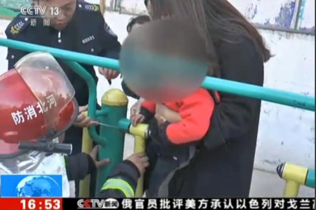 惊险！河北邢台：男童手指被卡健身器材 家长要注意！