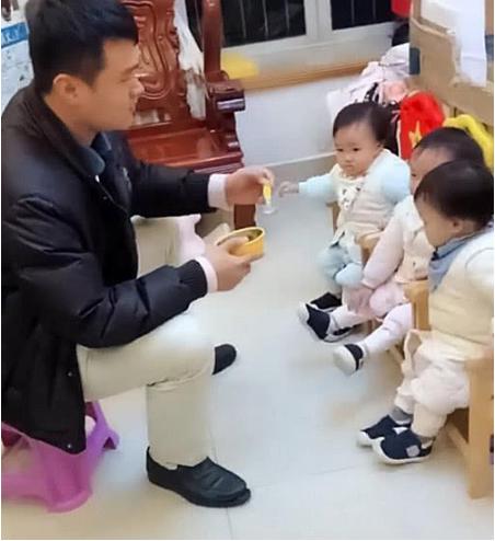 爸爸给三胞胎喂饭却忘了老二，接下来宝宝的反应，让人笑岔气