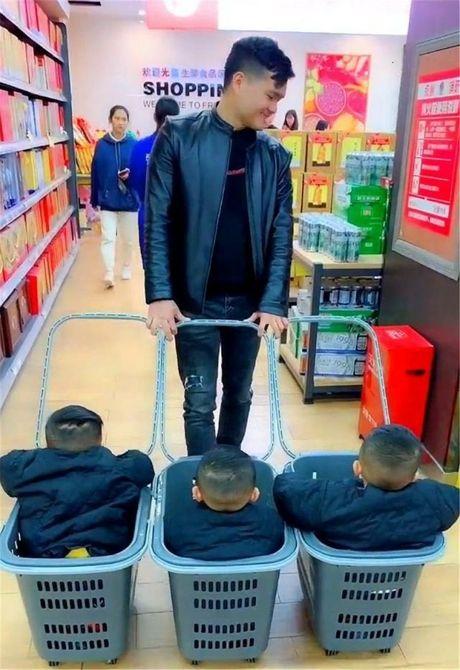 宝爸带孩子逛超市，一带三的神操作引人注目，未免太有才了吧