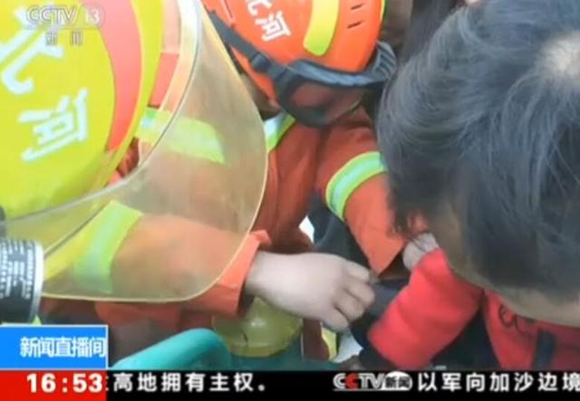 惊险！河北邢台：男童手指被卡健身器材 家长要注意！