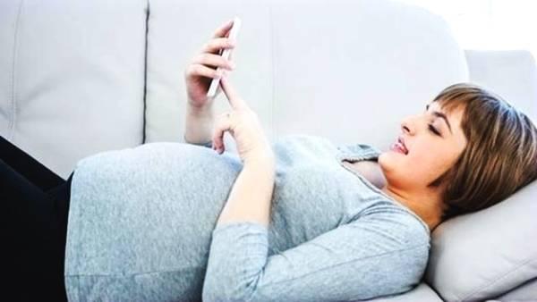 孕妇可以玩手机，但别太靠近这两个部位，更容易伤到胎儿