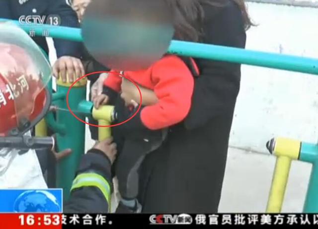 惊险！河北邢台：男童手指被卡健身器材 家长要注意！