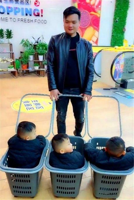 宝爸带孩子逛超市，一带三的神操作引人注目，未免太有才了吧