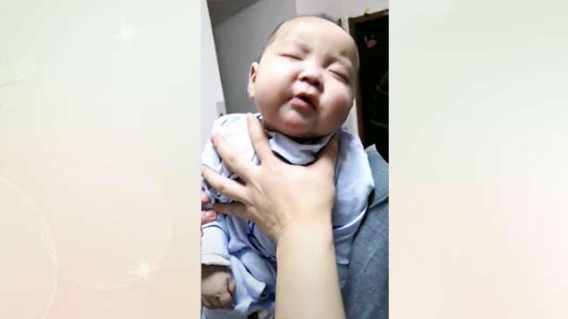 宝宝到了晚上七点就睡觉，半夜起来折腾宝妈，网友：同款宝宝！