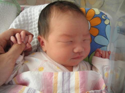 宝宝刚出生的前两个小时在做什么？比你想象中忙，看完心都要化了