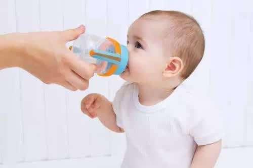 母乳喂养宝宝不用喝水？宝宝喝水不对也会伤身！父母谨记