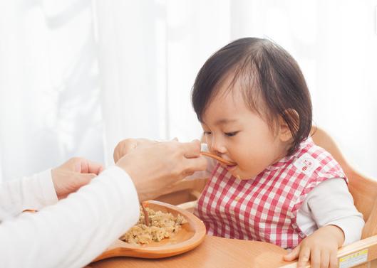 家长谨记：孩子没过2岁，3类辅食别碰，越吃脾胃越虚弱！
