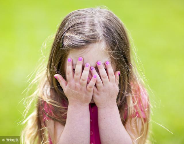 孩子怕生，不敢出去不敢跟小朋友一起玩，怎么办才好呢？