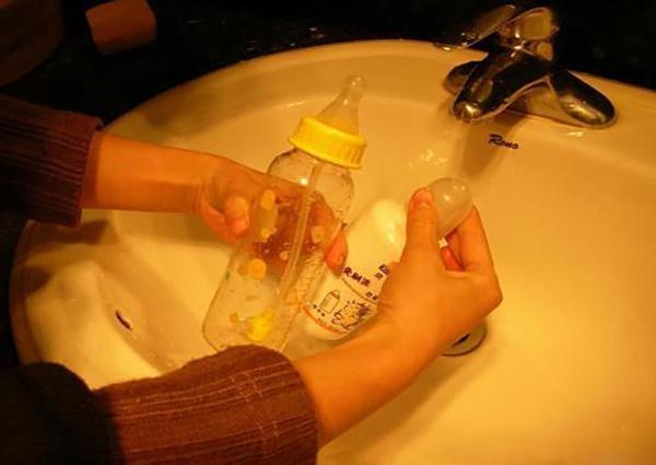 错误的洗奶瓶方式，等于让孩子喝“毒奶”，家长要细心