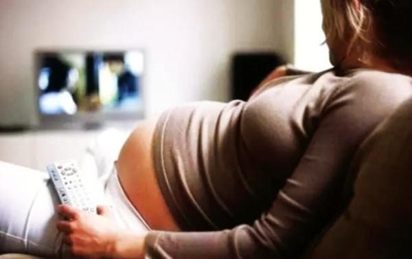 怀孕后熬夜既伤自己又伤胎儿，有多少孕妇还在明知故犯？