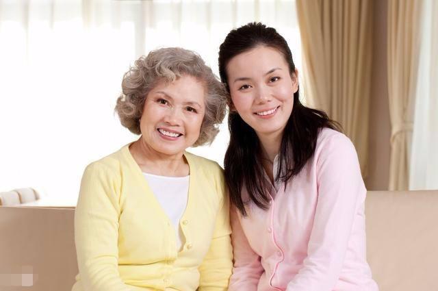 儿媳生孩子后，婆家应不应该给钱？这几位宝妈的话挺戳心