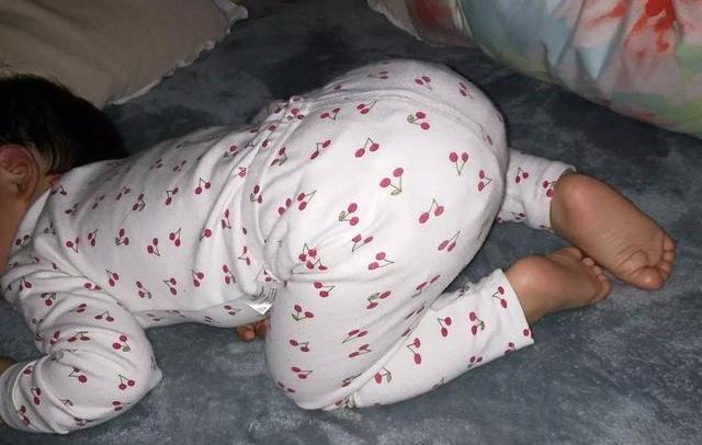 孩子喜欢趴着睡觉，是子宫内习惯成自然，宝宝总趴着睡父母要注意