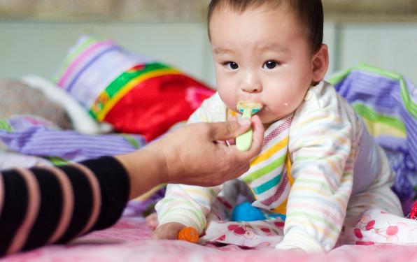家长谨记：孩子没过2岁，3类辅食别碰，越吃脾胃越虚弱！