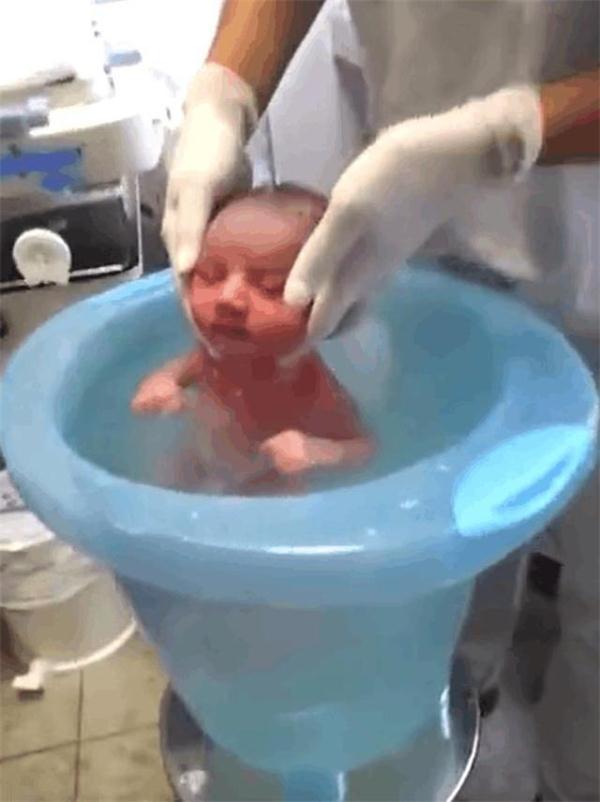 小婴儿以为自己还在妈妈肚子里，场面好温馨萌化了