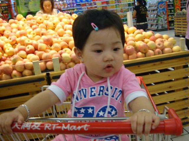 逛超市时，女儿嚷嚷着脚疼，宝妈低头一看，立马报警了