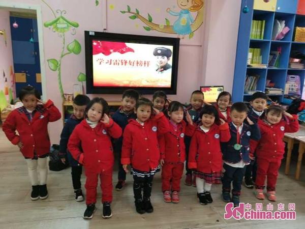学唱雷锋歌 学做“小雷锋”