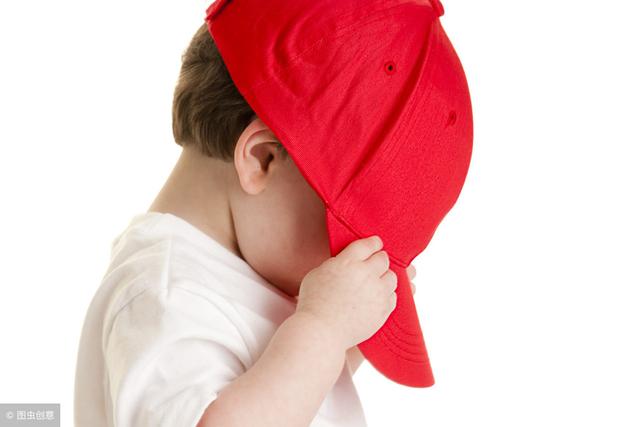 孩子怕生，不敢出去不敢跟小朋友一起玩，怎么办才好呢？