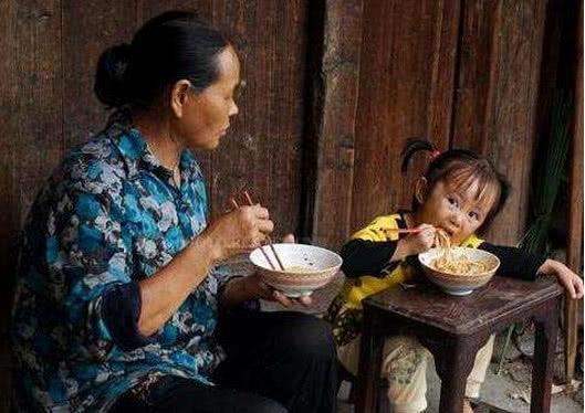 3岁之前的孩子跟着奶奶睡，危害就应有多大？