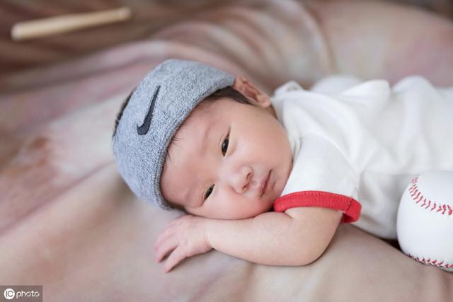 孩子喜欢趴着睡觉，是子宫内习惯成自然，宝宝总趴着睡父母要注意