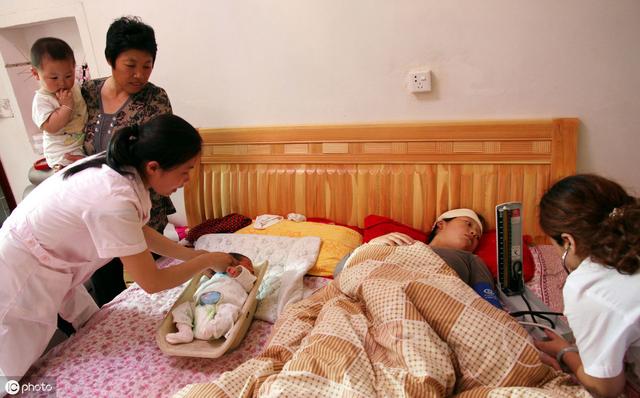 产妇坐月子谁照顾最好？不是月嫂不是婆婆，这些人很关键