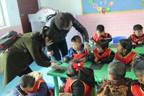 孩子出门变怂，家长以为是孩子认生，其实是孩子这个问题，别忽略