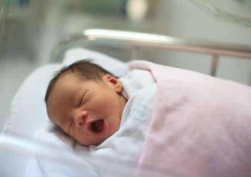 宝宝刚出生的前两个小时在做什么？比你想象中忙，看完心都要化了