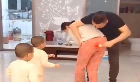 爸爸假装打妈妈，双胞胎的反应很暖心，毕竟是妈妈身上掉下来的肉