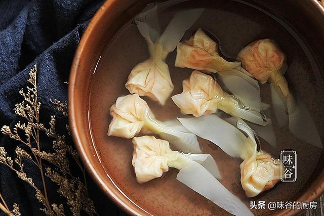 馄饨包出金鱼形状，好看又营养，保证孩子吃得欢，宝妈们快试试吧