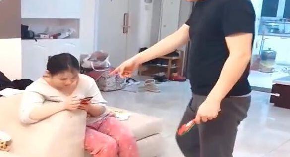 爸爸假装打妈妈，双胞胎的反应很暖心，毕竟是妈妈身上掉下来的肉