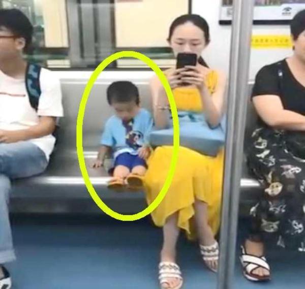 两个小男孩坐车，看了他们举止，网友纷纷感叹：家教真的很重要