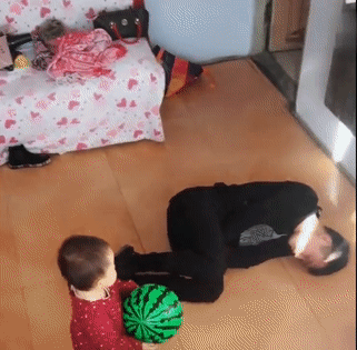 爸爸在孩子面前假装晕倒，结果却很尴尬