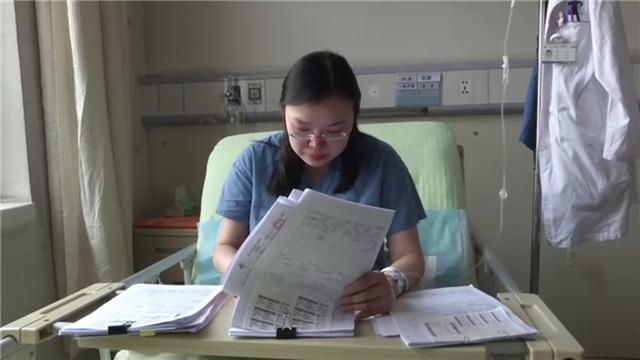 暖心又揪心！宝宝胎心不稳 怀孕36周女医生病床上还在签病例