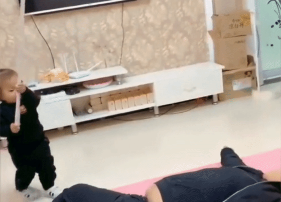 爸爸在孩子面前假装晕倒，结果却很尴尬