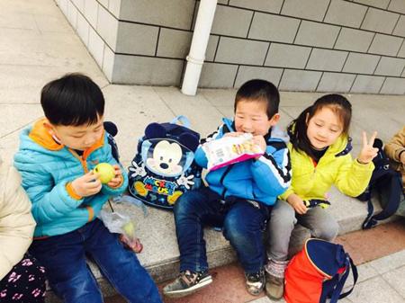 12岁女孩患肠癌，化疗时疼哭，医生：别让孩子贪嘴吃这几种食物