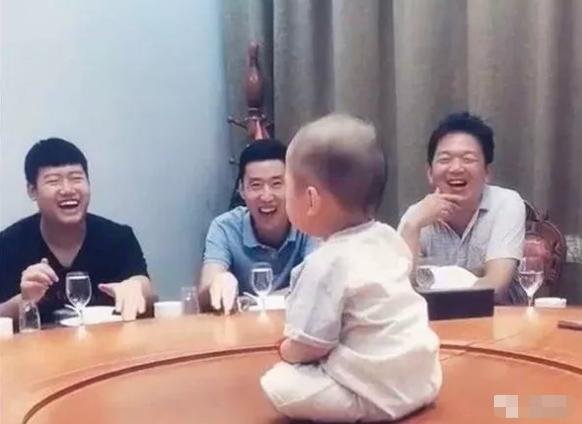 爸爸带娃参加同学聚会，妈妈不放心视频通话，看到这画面笑喷了