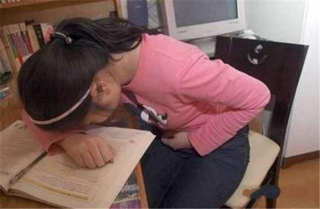 12岁女孩患肠癌，化疗时疼哭，医生：别让孩子贪嘴吃这几种食物